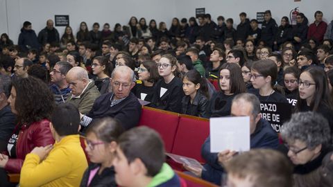 La unidad gana la batalla a la violencia machista en Carballo