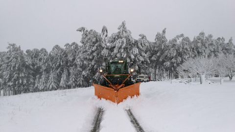 Mquina quitanieves limnpiando el acceso a pueblos de A Gudia.