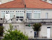 La casa del alcalde de Barbad�s y uno de los camelios plantados recientemente en la zona.