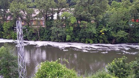 El r�o Nal�n, a su paso por Trubia, lleno de espuma, seg�n denunciaron los vecinos este a�o