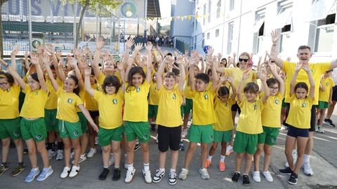 Alumnos del Luis Vives alzan las manos al aire durante la carrera celebrada este mi�rcoles.