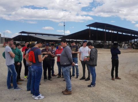 La delegacin de estudiantes de Fonteboa, en la Granja San Jos, en el municipio de Tamarite de Litera. 