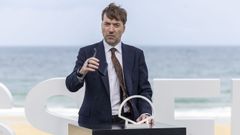 El cineasta Albert Serra, posando en La Concha, en el Festival de San Sebastin.