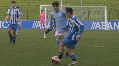 Hugo Busto, con la elástica celeste, en un partido de la División de Honor Juvenil en Abegondo, en enero del 2024.