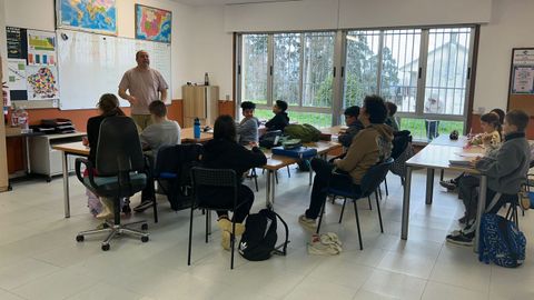 anceis.Diego tiene ya a 18 alumnos en sus clases, un refuerzo en los estudios al que acuden chavales de primaria y secundaria de Cambre