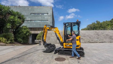 La nueva excavadora municipal de Vilagarc�a, expuesta en la plaza de la Segunda Rep�blica