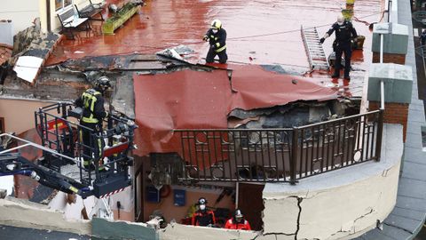 Los bomberos trabajan en el derrumbe de la terraza del colegio San Vicente de Paul de Gijn