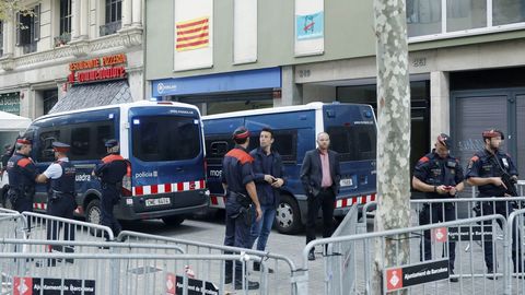 Los mossos custodian la sede del PPC en Barcelona