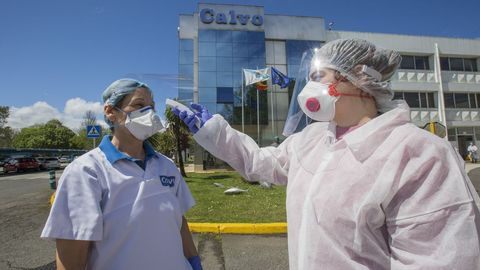 Medidas de control para detectar el coronavirus y desinfectar zonas de la Conservera Calvo en Carballo