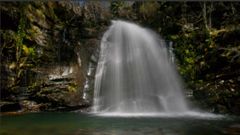 Un campo juvenil de trabajo acondicionar un camino de acceso a la cascada de A Pedria