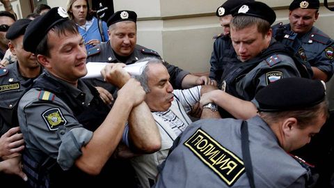 El ajedrecista Gary Kasparov, arrestado durante las protestas del 2008 en Mosc�.