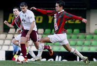 Mois�s Pereiro, llev�ndose un bal�n durante el partido contra el Vilalb�s en A Madalena.