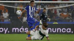 Diego Villares y Affengruber luchan por el esf�rico durante el Deportivo-Elche