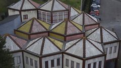 El edificio que alberga el Museo Carlos Maside forma parte de las instalaciones de O Castro, en Sada, y es un proyecto del arquitecto Andrs Fernndez Albalat