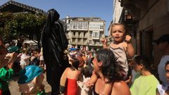 Xigantes e Cabezudos hicieron este lunes las delicias de grandes y pequeos, vecinos y visitantes, en su primer recorrido por las calles de Viveiro por las patronales del 2025