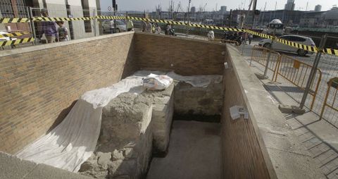 Los operarios vallaron la zona y levantaron la vidriera que proteg�a la antigua muralla del siglo XII. 