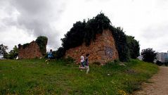 Unos ni�os juegan en las ruinas de Valpara�so