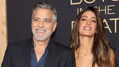El director y actor George Clooney y su mujer, la abogada Amal Clooney, en la premiere de The boys in the boat, en diciembre del 2023