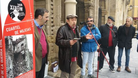 Rafael Velasco, Jess Montes y Too Huera, ayer, con una rplica de uno de los paneles en primer trmino, ante el Palacio de Revillagigedo