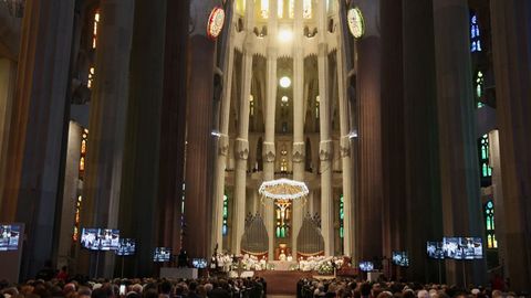 Misa del papa Le�n XIV en la nave central de la Sagrada Familia de Barcelona