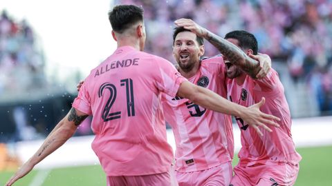 Tadeo Allende, cedido por el Celta en el Inter de Miami, celebra un gol con Messi y De Paul.