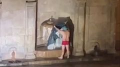 El hombre lav� varias prendas, algunas de buen tama�o, sin que, aparentemente, le afectase la temperatura del agua