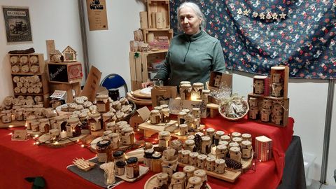 Esther Rojas, de Mermeladas As Coruxas, en su puesto en el reciente Mercado do Nadal de Ribadeo