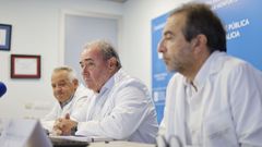 Carlos L�pez, director de Procesos de Soporte; Ram�n Ares, gerente del �rea (en el centro) y Fernando Fern�ndez Lamelo, director asistencial, presentaron el balance de la actividad en el �rea sanitaria.