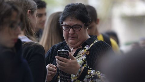 Los padres de los estudiantes de este centro educativo, situado en el barrio de la Sagrera, tambin han acudido a las inmediaciones en cuanto se han enterado.