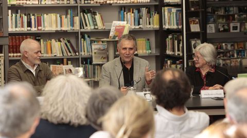 El historiador Lourenzo Fern�ndez Prieto, acompa�ado de Lois Blanco, presidente de La Voz de Galicia, y Ana Romero, presidenta del Instituto Cornide, este mi�rcoles en la Biblioteca de Estudos Locais