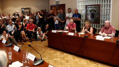 El cabeza de lista de EH Bildu en la localidad de Huarte, Alfredo Arruiz (derecha), ha revalidado el cargo como alcalde