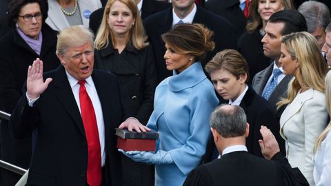  Trump, durante su toma de  posesin en las escaleras del Capitolio, en el 2017.