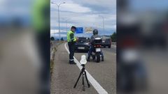La Guardia Civil, junto a uno de los motoristas interceptados a m�s de 200 km/h en la autov�a.