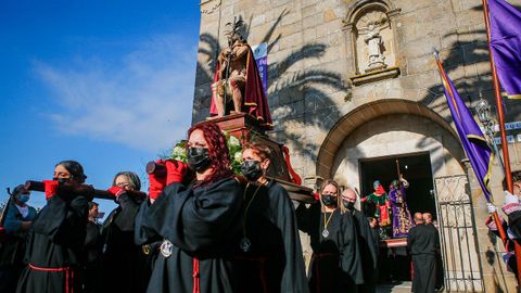 Los sonenses salieron a contemplar el paso de una procesin que parti de la iglesia parroquial para llegar a la capilla de A Atalaia.