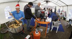 Oubia, de Cambados, controla el fuego de la olla en la que Barizo, de Malpica, cocina langostinos. 