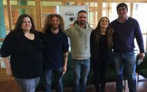 Carmen Castro, Alexis Fern�ndez, Julio C�sar Iglesias, Caterina Varela y Marcos Trigo, ayer, en la presentaci�n del paso por Carballo de la compa��a La Macana con la obra �Invisible wires�. 