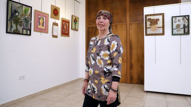 Manuela Sof�a Gonz�lez con algunos de los cuadros que exhibe en Portos�n