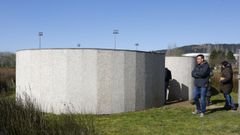 Limpieza de las obras art�sticas de la Illa de Esculturas, en Pontevedra 