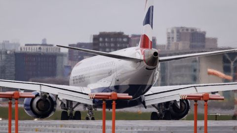 Un avi�n se prepara para despegar en el London City Airport, en una imagen de archivo.