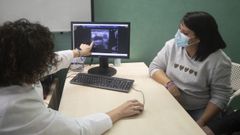 La onc�loga Cristina Saura del Vall d�Hebron de Barcelona le explica a una paciente con c�ncer la quimioterapia que tendr�n que recibir