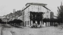 Foto antigua de la esquina del Valent�n, con unos ni�os frente al bajo de la tienda