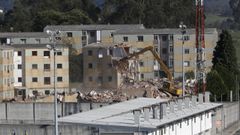 Una pala trabaja en el derribo de uno de los diez edificios que componen el complejo de la Guardia Civil en As Cancelas