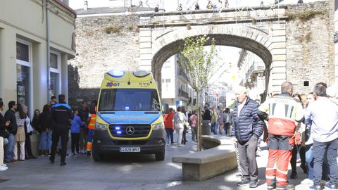 La ambulancia acudi al lugar para atender a la herida tras ser arrollada por la vaca