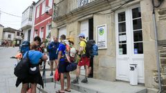 Peregrinos a las puertas del albergue pblico de Sarria