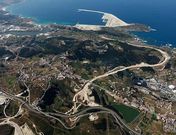 La opci�n 2A circular�a paralela al vial de acceso al puerto exterior que se ve en obras en la imagen. 