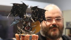 Detalle de una de las figuras que expuestas en el escaparate de La Mesa Cuadrada.