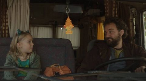 Violeta (Martina Lleida) e Oso (Pol Lpez), filla e pai en La furgo.