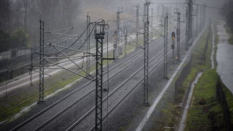 Las v�as de la estaci�n ferroviaria de Pontevedra vac�as tras las medidas decretadas por Renfe que suspendieron el tr�fico de trenes.
