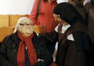 Javier Suances charla con una de las hermanas sobre el edificio.