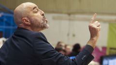 Lino L�pez en A Malata en un partido del Baxi Ferrol.